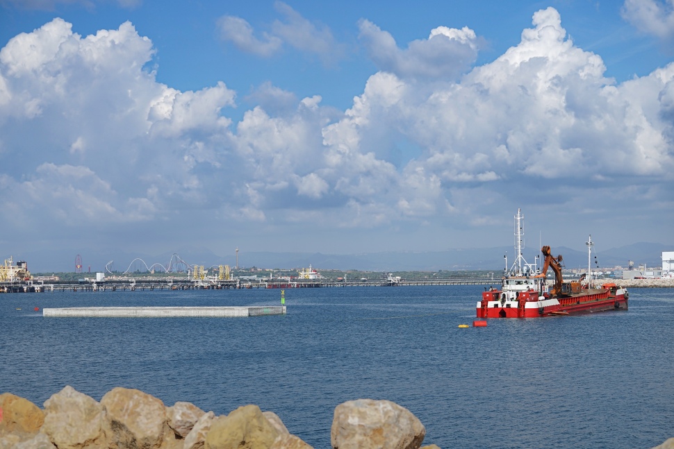 El Port de Tarragona coloca el primer cajón del muelle de Balears