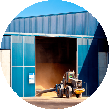 Amb qui treballem? | Who do we work with?