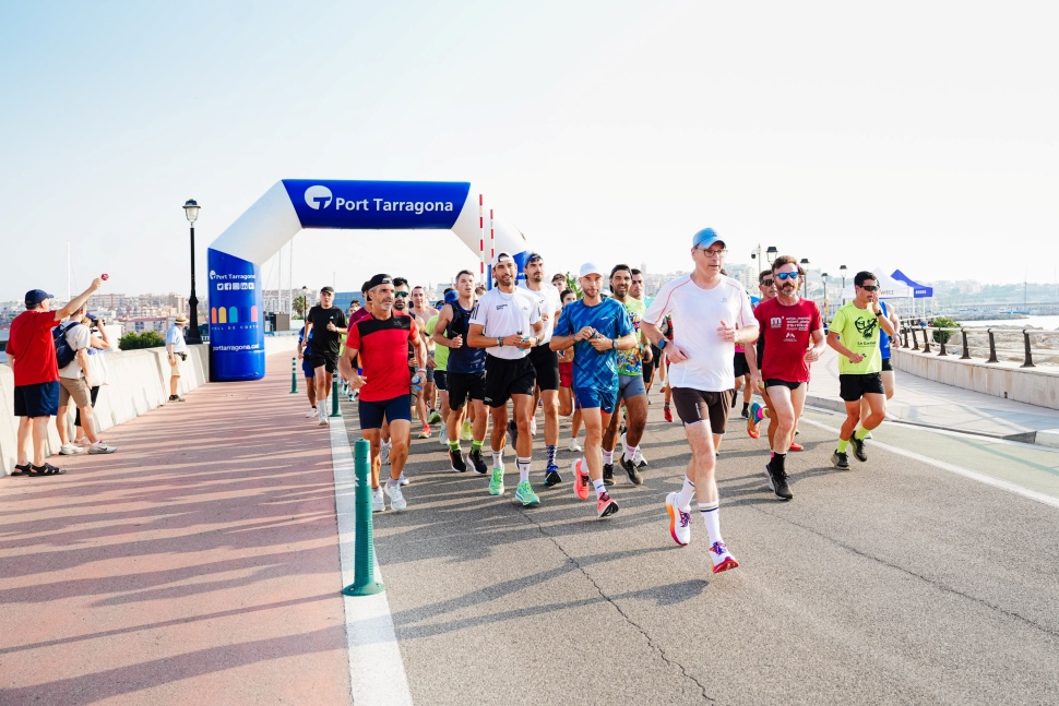 El repte 50-50-50 de l’atleta i influencer Sergio Turull @pitufollow aplega centenars de runners al Km0 de Port Tarragona