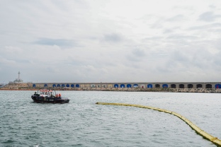 Port Tarragona prova nous equips de lluita contra la contaminació marítima
