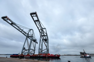 Les antigues grues de DP World cedeixen el seu lloc a les de COSCO
