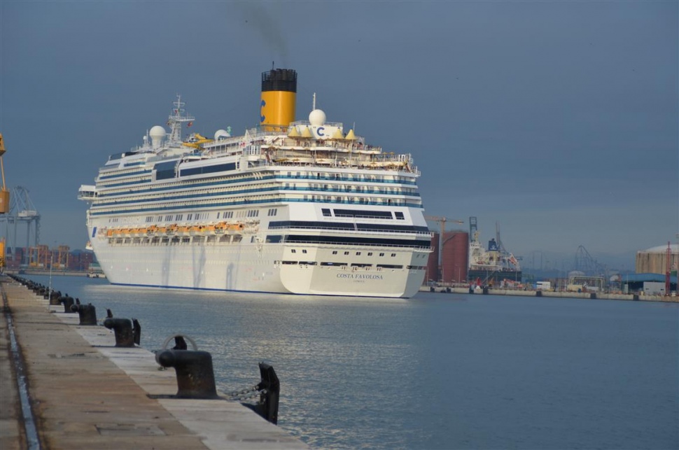 Los 3.200 pasajeros del Costa Favolosa desembarcan en el Port de Tarragona