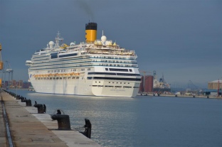 Els 3.200 passatgers del Costa Favolosa desembarquen al Port de Tarragona