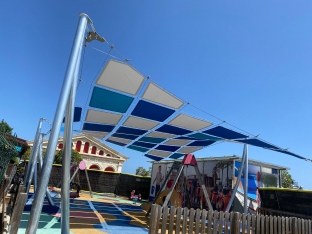 Port Tarragona instal·la veles per fer ombra als parcs infantils del Moll de Costa