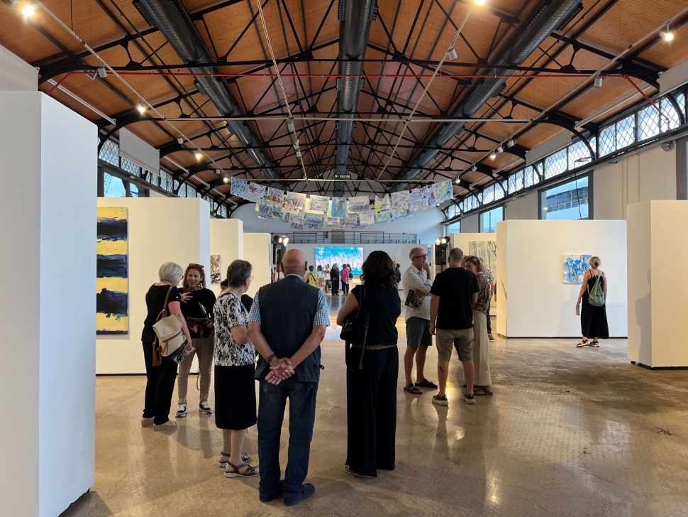 L’artista Nuri Mariné ofereix visites guiades a l’exposició ‘El peix no cau del cel’ del Tinglado 1 del Moll de Costa