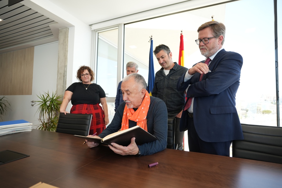 Josep Álvarez signa en el llibre d’Honor de l’APT 