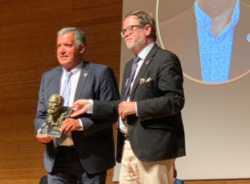 El president de Port Tarragona entrega un dels guardons dels XVIII Premis Gaudí Gresol