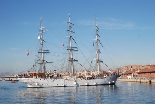 El velero noruego Christian Radich atraca en el Port de Tarragona