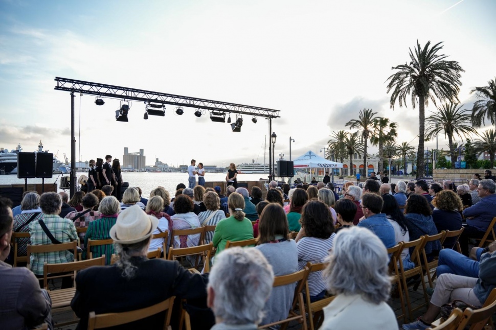 Barricada poètica al Moll de Costa per inaugurar la 3a edició del Festival Transvers a Tarragona