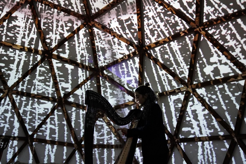 Música i consciència en un innovador concert immersiu a la Cúpula de la Sostenibilitat