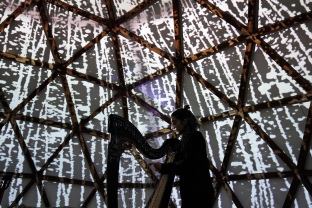 Música i consciència en un innovador concert immersiu a la Cúpula de la Sostenibilitat
