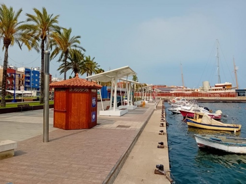 El Port de Tarragona instal·la 6 noves pèrgoles al passeig de la façana marítima del barri del Serrallo