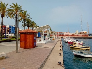 El Port de Tarragona instal·la 6 noves pèrgoles al passeig de la façana marítima del barri del Serrallo