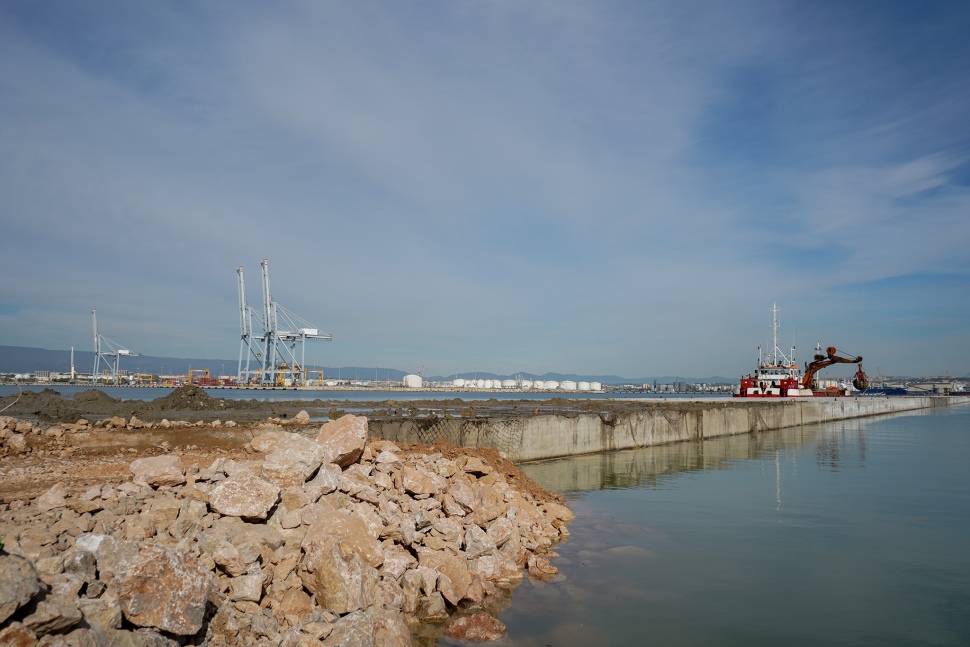 The southern breakwater now connected to the caissons of the future Port of Tarragona Balears Wharf