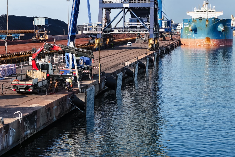 Port Tarragona comença la instal·lació de les noves defenses al Moll de Catalunya 