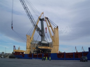 Espectacular descarga de una grúa móvil al Port de Tarragona