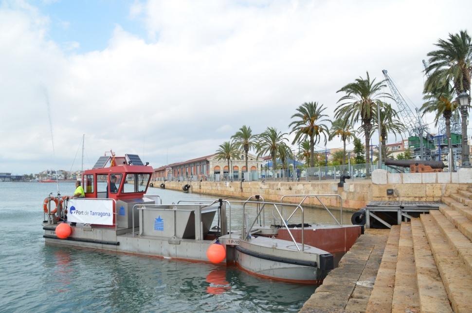 L’embarcació ‘Pelícano’ del Port de Tarragona es trasllada a Alcanar per ajudar en les tasques de neteja