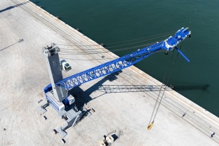 Port Tarragona reforça la seva capacitat operativa amb l'arribada d'una nova grua