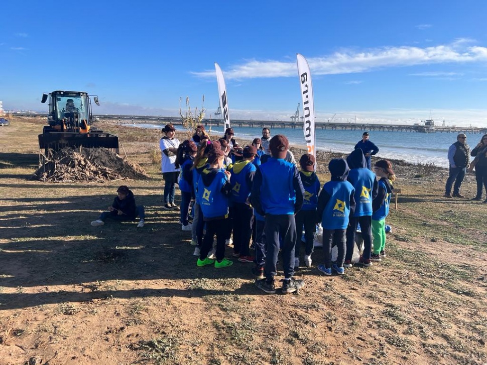 Port Tarragona dona suport a Good Karma Projects en la prova d’un nou sistema respectuós per netejar la platja dels Prats