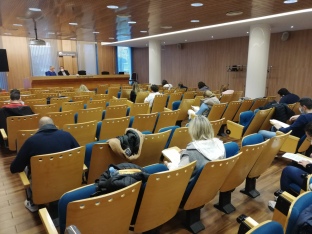 La sala d’actes del Port de Tarragona acull a una cinquantena de persones per participar en convocatòries públiques de treball