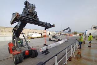 Port Tarragona rep un pal per a veler de més de 60 metres