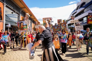 L’exposició ‘Llum, Natura Centrum Est’ de Marcel·lí Antúnez clou amb un workshop col·lectiu i la gran rua ‘Les bèsties del Serrallo’
