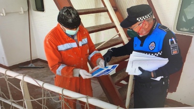 La policia portuària del Port de Tarragona informa a les tripulacions sobre les mesures antiCOVID19