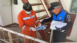 La policia portuària del Port de Tarragona informa a les tripulacions sobre les mesures antiCOVID19