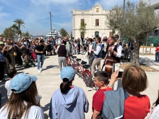 L’obertura del Parc del Port omple el nou espai Mediterrània de música, cultura popular i visitants