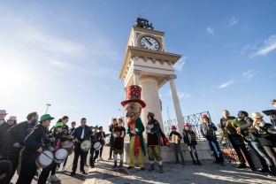 La visita de l’Home dels Nassos obre el calendari d’actes del 100 aniversari del rellotge del Port