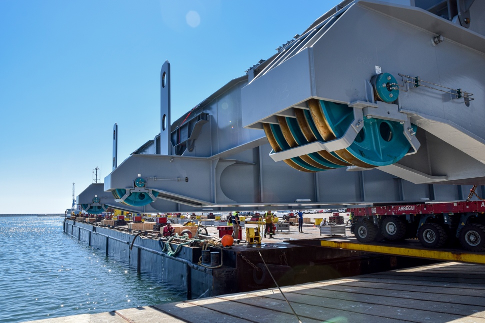 Les primeres alineacions del synchrolift construït al Port de Tarragona ja han embarcat rumb a Algèria