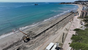 Comença l’aportació de sorra anual a la platja de la Pineda