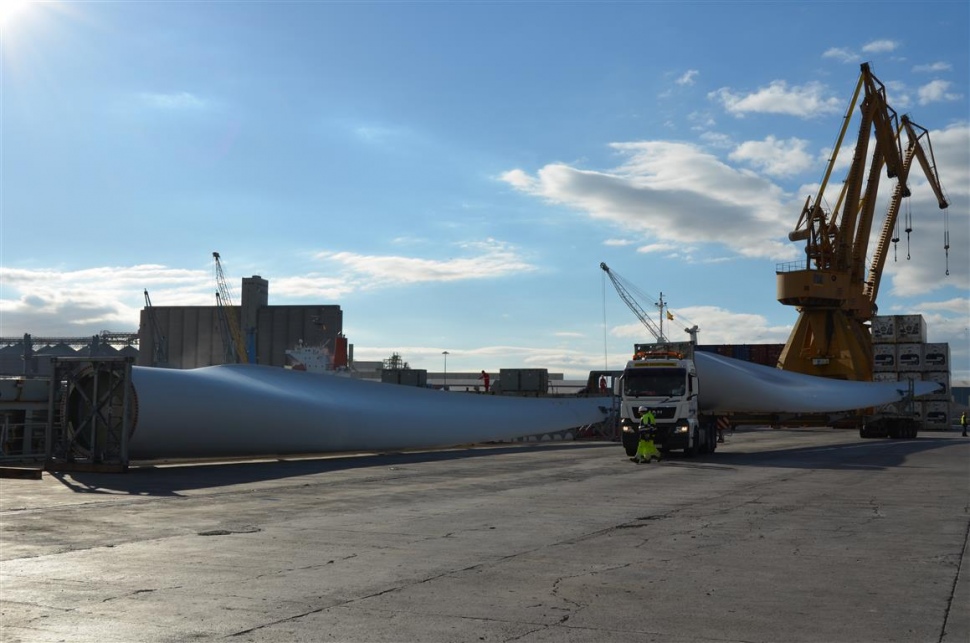 Wave Shipping realitza una descàrrega de pales eòliques al Port de Tarragona