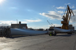 Wave Shipping realiza una descarga de palas eólicas al Port de Tarragona