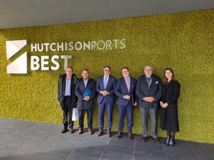 Santiago Castellà visita la terminal de BEST a Barcelona