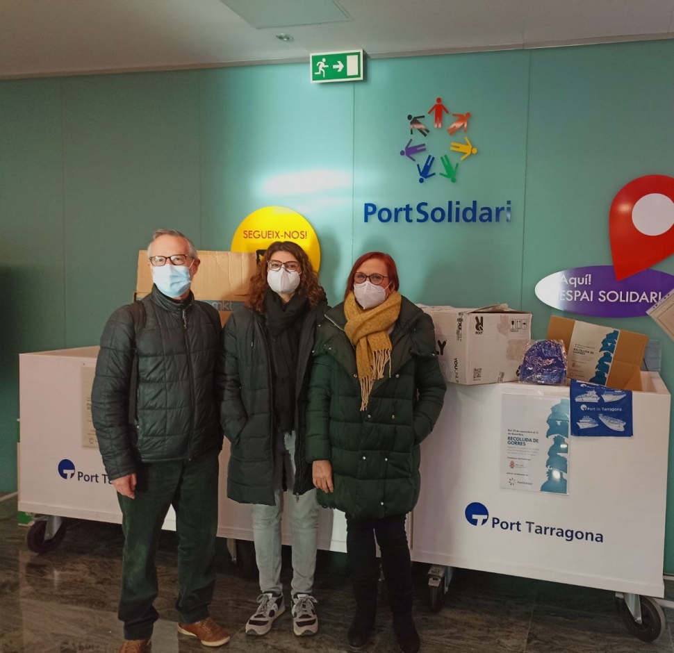 PortSolidari col·labora amb Stella Maris en la campanya de Nadal amb el lliurament de gorres per als mariners
