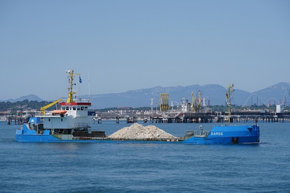 El Port de Tarragona avanza en la colocación de material de escollera en el muelle de Balears