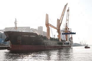 El Port de Tarragona embarca dos iots de grans dimensions destinació a Dubai