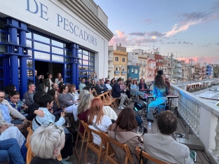 La terrassa del Teatret del Serrallo s’omplirà de nou de música amb la programació del Voramar 2026