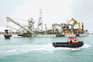 The dredger Zheng He fills the interior of the Baleares Wharf at a good pace