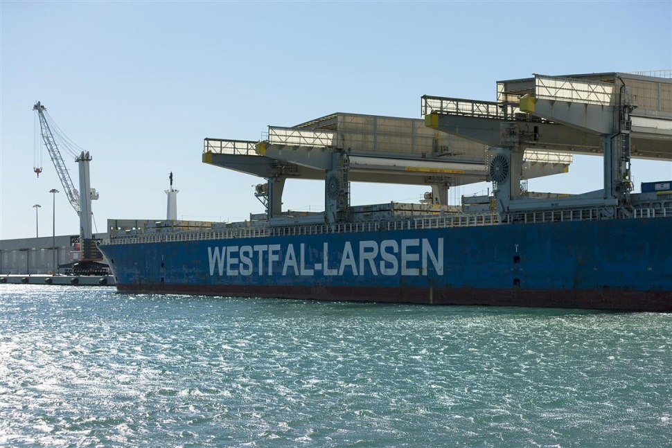 El ’Optimana’ atraca en el Port de Tarragona como el barco de pasta de papel de más tonelaje