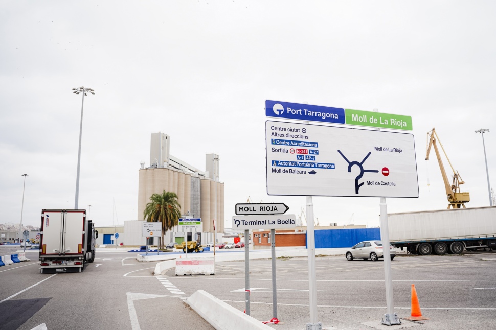El Port Tarragona instal·la nova senyalització vertical per millorar la mobilitat interna i la seguretat