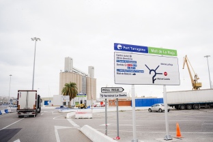 El Port Tarragona instal·la nova senyalització vertical per millorar la mobilitat interna i la seguretat