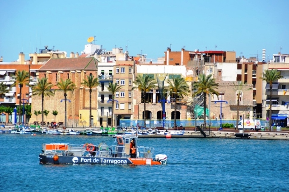 Acuerdo entre el APT y la Cofradía para mejorar la calidad del agua de las dársenas del Port