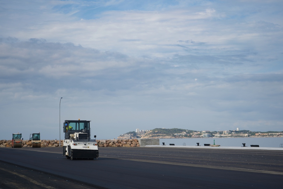 El Muelle de Baleares del Puerto Tarragona comienza la fase de pavimentación de la explanada