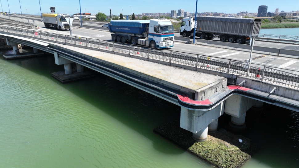 Port Tarragona reforça la seguretat de les seves infraestructures amb un nou pas sobre el riu Francolí per a canonades i sistemes elèctrics