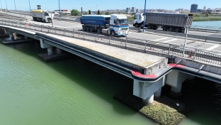 Port Tarragona reforça la seguretat de les seves infraestructures amb un nou pas sobre el riu Francolí per a canonades i sistemes elèctrics