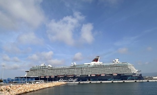 TUI Cruises s’estrena a Tarragona amb l’escala del creuer Mein Shifft 4