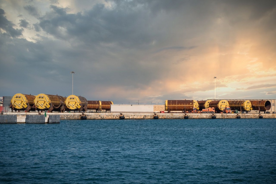 Surten del Port de Tarragona peces de grans dimensions per a estructures submarines dels Estats Units d’Amèrica