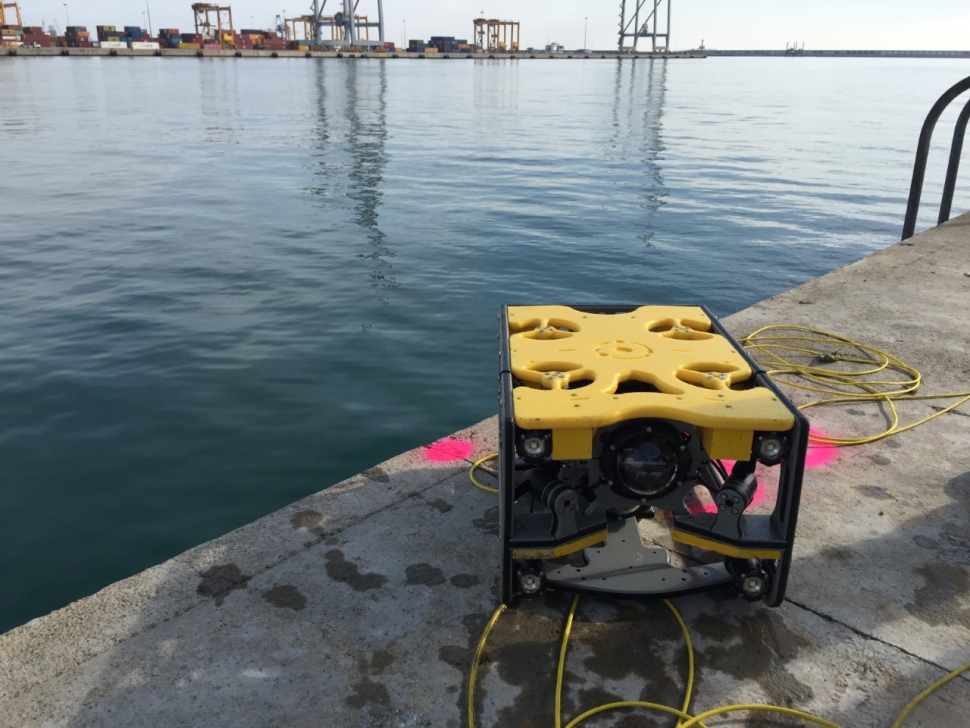 El Port Tarragona inspecciona les seves infraestructures amb un dron submarí